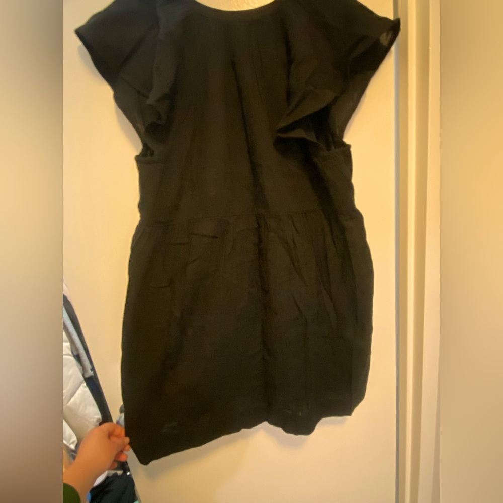 Never worn, black dress with pockets! Cute sleeve accent with airy material!
